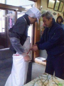 エプロンは小樽の「ミツウマ」のもの。一番使い勝手が良いそうです
